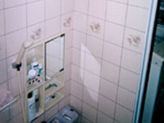 【浴室】施工前 年季の入った浴室リフォーム。タイルの隙間にはカビがどうしても残るもの。